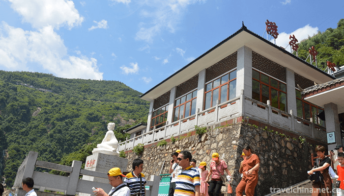 Dongjiang-Lake-Tourist-Area,-Coconut-City-4