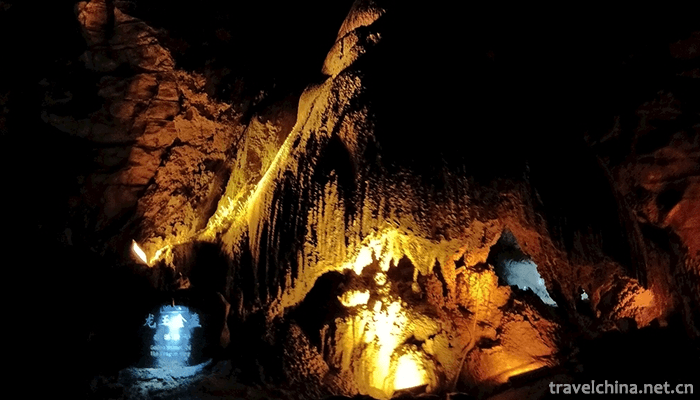 The-Yellow-Dragon-Cave-huanglong-Cave-1