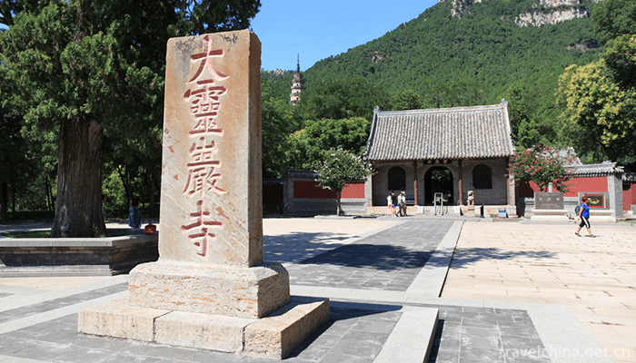 Lingyan-Temple-in-Jinan-1