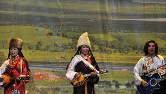Zamuni of Tibetan Nationality Playing and Singing 1