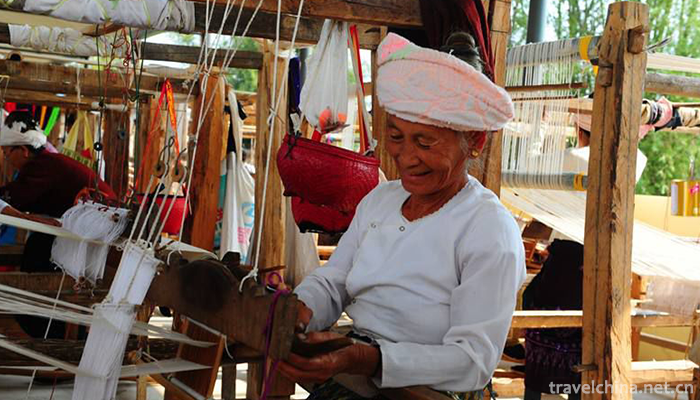 Dai-brocade-weaving-skills1