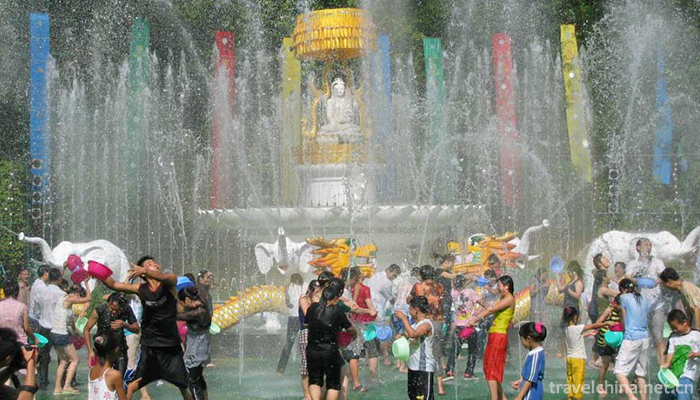 Water-splashing-Festival1