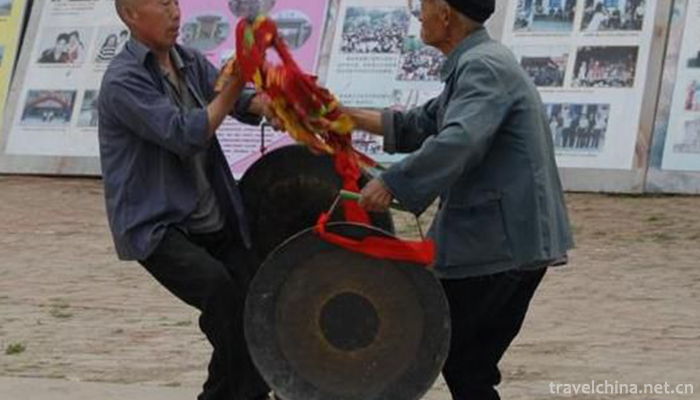 The-official-will-ring-Gong1