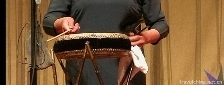 Story telling in Beijing dialect with drum accompaniment