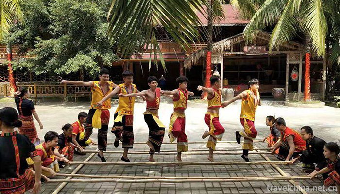 Li-nationality-firewood-dance1