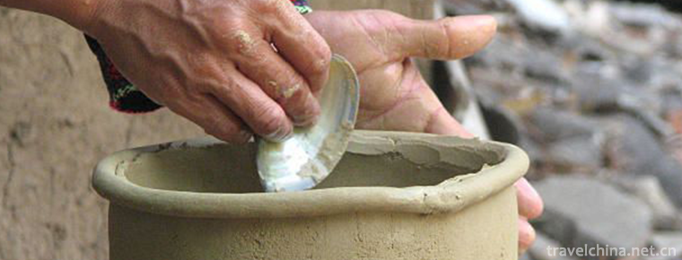 Primitive Pottery Making Skills of Li Nationality
