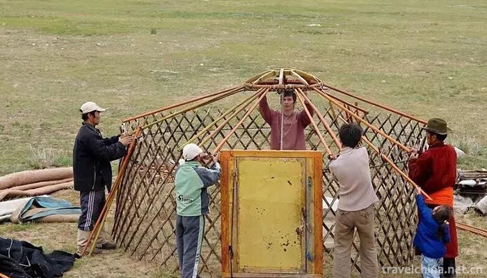 Mongolian-yurt-building-skills1