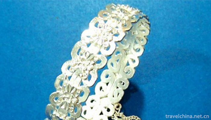 Miao-Silver-Jewelry-Forging-Techniques1