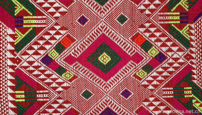 Miao-brocade-weaving-skills2