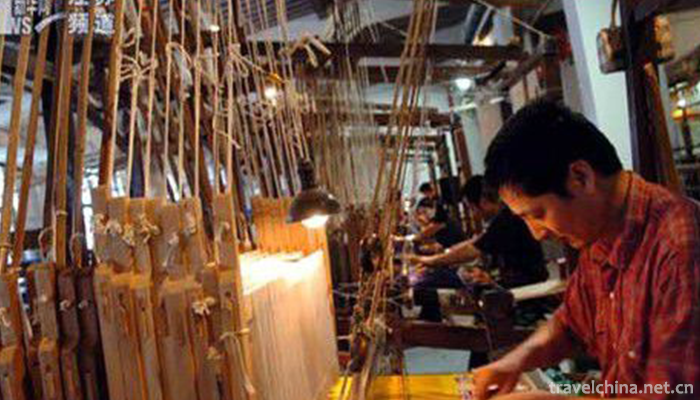 Handmade-Weaving-Techniques-of-Wood-Machine-Cosmetics1