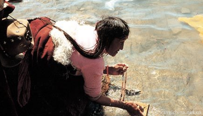 Qinghai-Lake-offering-sacrifices-to-the-sea1