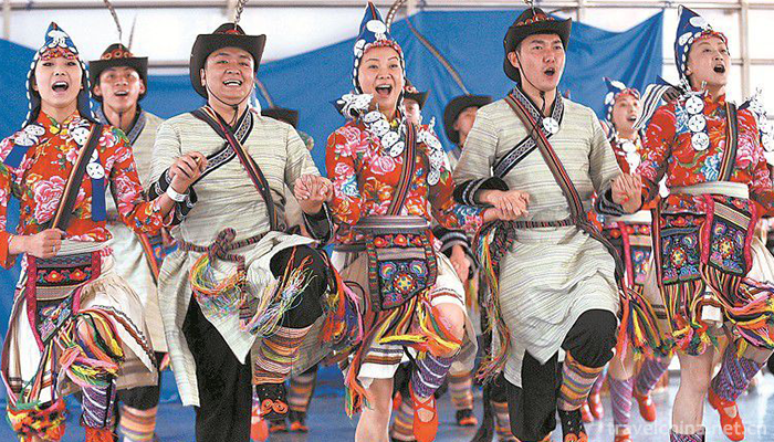 Achi-Wood-Scraping-of-Lisu-Nationality1