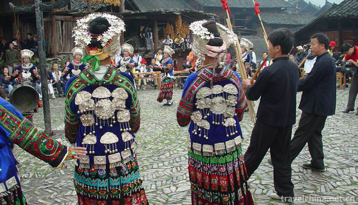 Bronze-drum-dance1