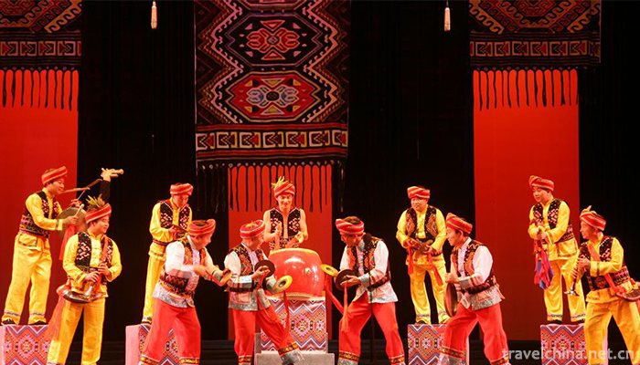 Tujia-people-slip-away1