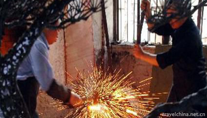 Forging-Skill-of-Iron-Painting-in-Wuhu1