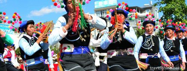 The Yi Nationality Plays Songs
