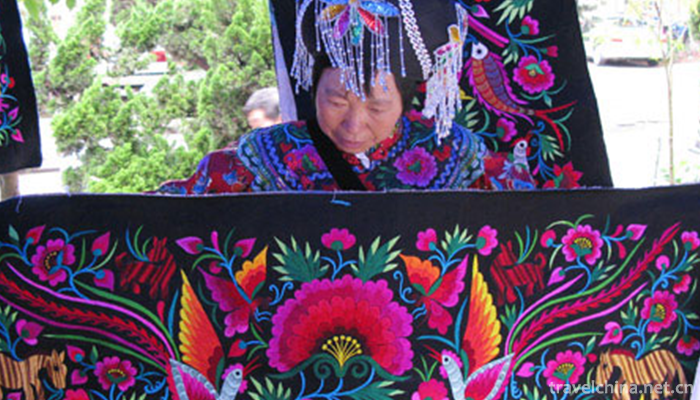 Suni-embroidery-of-the-Yi-nationality1