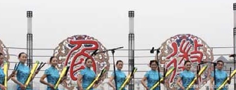 chanting of folk tales to the accompaniment of bamboo percussion instruments