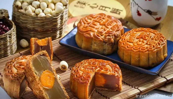 Traditional-craftsmanship-of-moon-cakes1