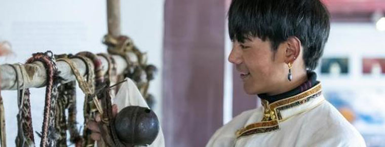 Ding Zhen becomes popular and half moon looks haggard