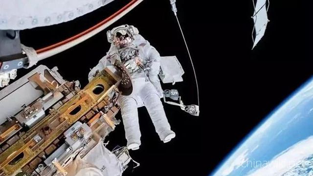 Shenzhou 12 astronauts out of the capsule, flash creation ｜ education and Discovery astronauts perform "space walk"!