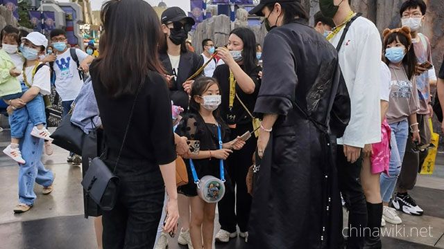 Netizens Universal Studios meet Nathan Lee's family